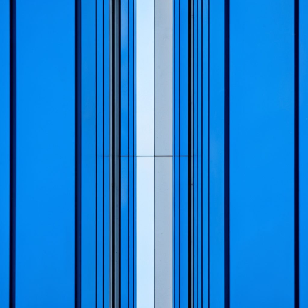 Graphique à barres colorées sur fond blanc, avec des colonnes bleues, vertes et orange disposées proprement
