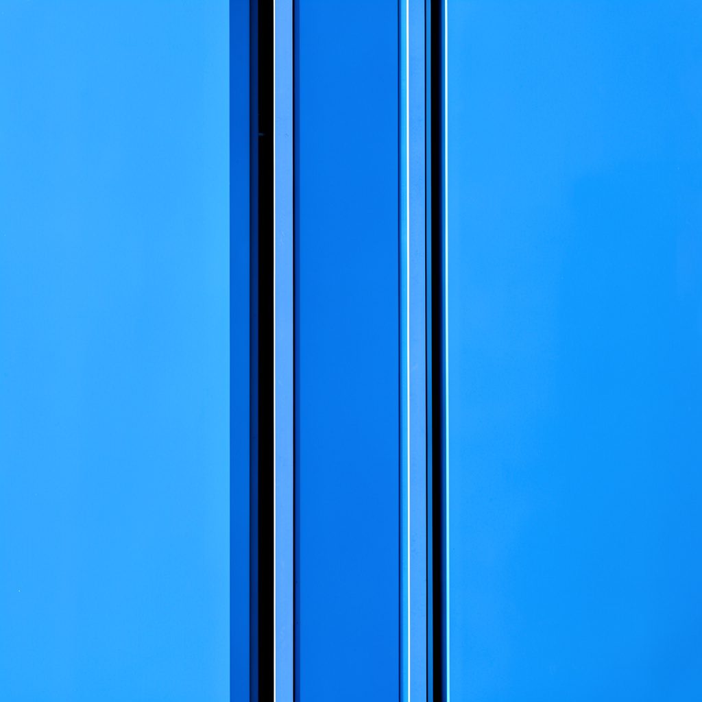 Diapositive PowerPoint avec un titre en gras et des puces, fond blanc et accents bleus, style présentation professionnelle.